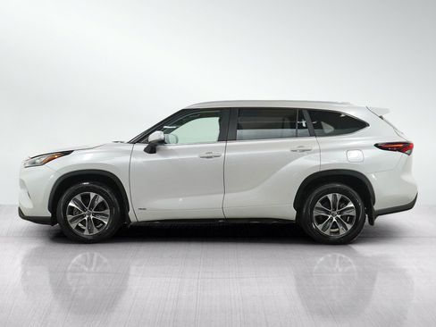 Used 2025 Toyota Highlander XLE AWD/4WD image 2