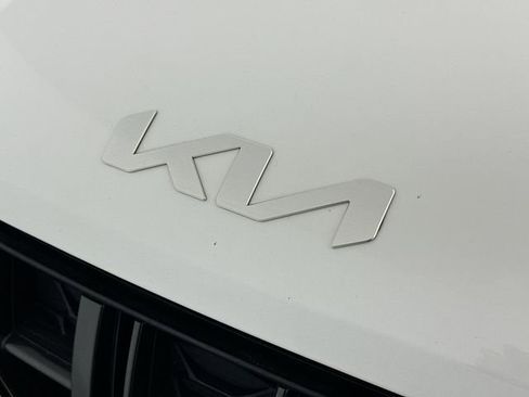 Used 2023 Kia Carnival LX image 28