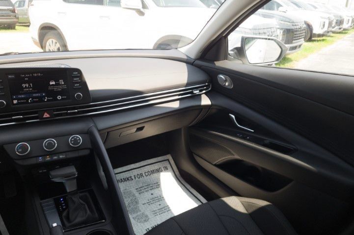 New 2026 Hyundai Elantra SE FWD image 17