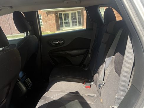 Used 2015 Jeep Cherokee Latitude AWD/4WD image 10