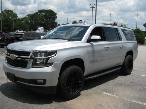 Used 2018 Chevrolet Suburban LT RWD image 3
