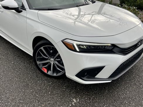 Used 2022 Honda Civic Touring image 2