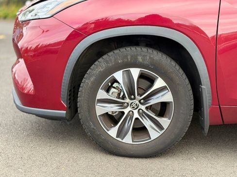 Used 2020 Toyota Highlander XLE AWD/4WD image 9