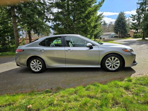 Used 2020 Toyota Camry LE image 6
