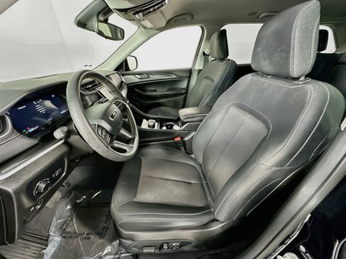 Used 2023 Jeep Grand Cherokee Laredo AWD/4WD image 19