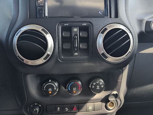 Used 2017 Jeep Wrangler Unlimited Sahara w/ Connectivity Group AWD/4WD image 19