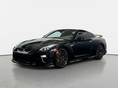 Used 2021 Nissan GT-R Premium AWD/4WD image 7