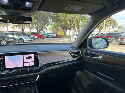 Used 2025 Volkswagen Atlas SE w/ Panoramic Sunroof Package image 10