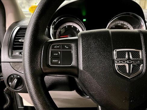 Used 2019 Dodge Grand Caravan SE w/ UConnect Hands-Free Group image 23