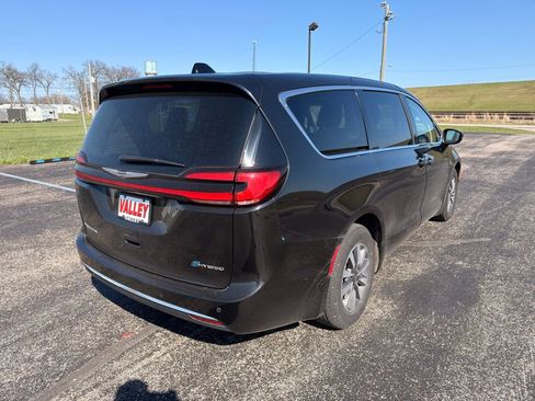 Used 2023 Chrysler Pacifica Touring-L image 9