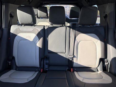 Used 2023 Land Rover Defender 130 X-Dynamic SE image 32