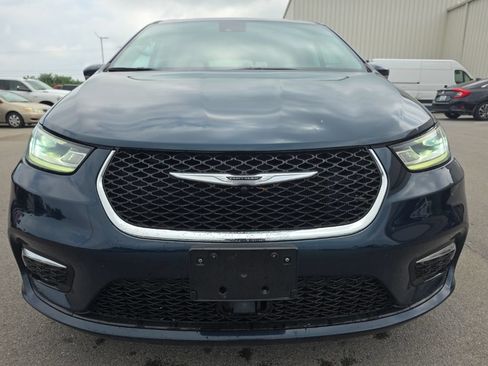 Used 2023 Chrysler Pacifica Touring-L FWD image 2