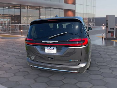 Used 2023 Chrysler Pacifica Touring-L w/ Uconnect Theater Family Group FWD image 10