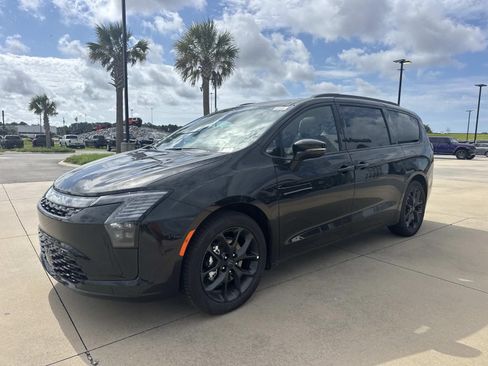 New 2027 Chrysler Pacifica Limited w/ S Appearance Package FWD image 3