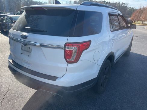 Used 2018 Ford Explorer XLT image 5
