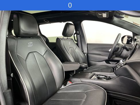 Used 2025 Chrysler Pacifica Limited FWD image 27