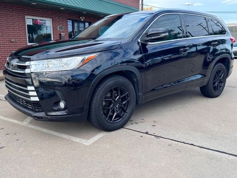Used 2017 Toyota Highlander XLE FWD image 1