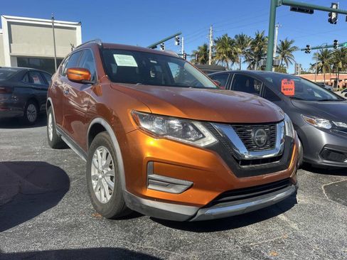 Used 2020 Nissan Rogue SV image 1