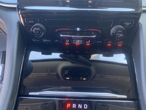 Used 2023 Jeep Grand Cherokee Laredo AWD/4WD image 21