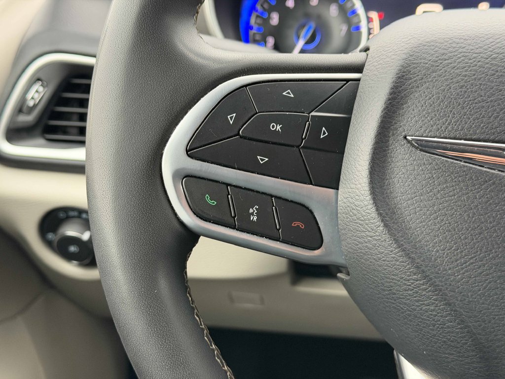 Used 2024 Chrysler Pacifica Touring-L FWD image 34