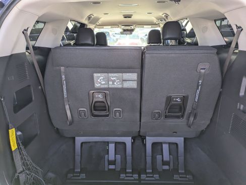Certified 2025 Kia Carnival EX image 10