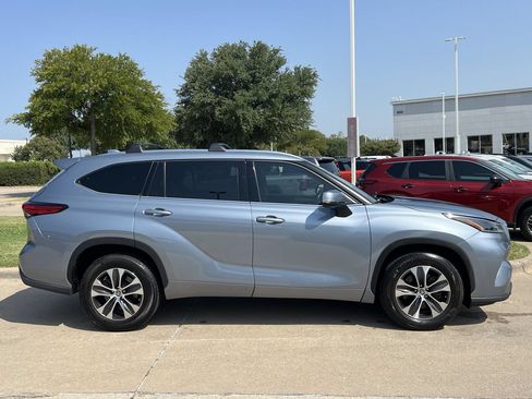 Used 2021 Toyota Highlander XLE FWD image 3