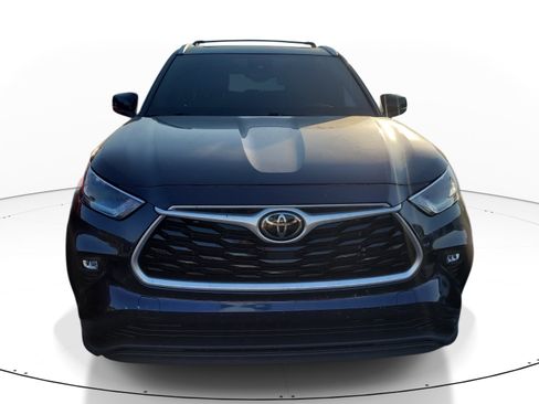 Used 2021 Toyota Highlander XLE FWD image 2