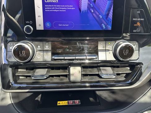 Used 2025 Toyota Highlander XLE AWD/4WD image 19