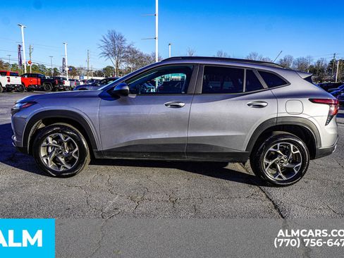 Used 2025 Chevrolet Trax LT w/ LT Convenience Package image 10