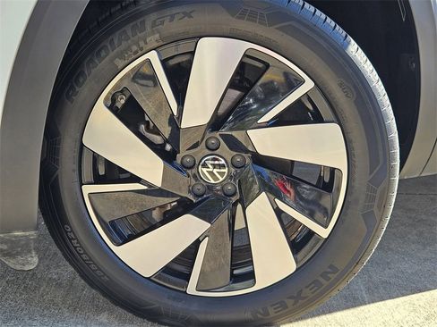 Used 2025 Volkswagen Atlas Cross Sport SE image 25