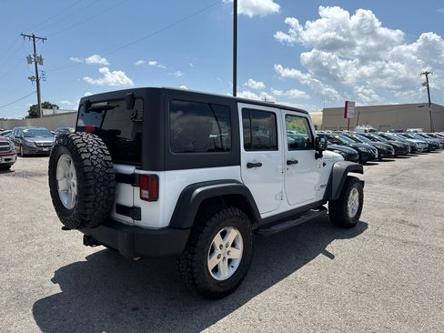 Used 2011 Jeep Wrangler Unlimited Rubicon w/ Connectivity Group image 6