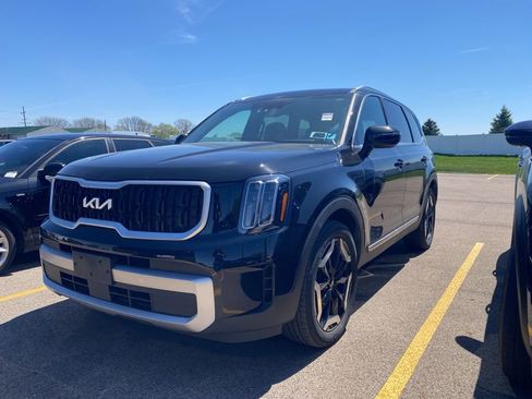 Used 2023 Kia Telluride EX w/ EX Captain's Chair Package image 18