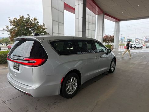 Used 2024 Chrysler Pacifica Touring-L FWD image 5