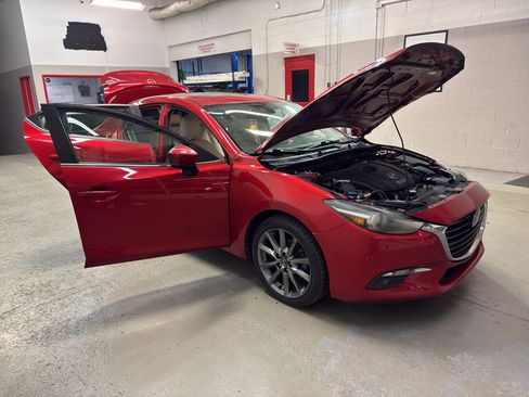 Used 2018 MAZDA MAZDA3 Grand Touring w/ Premium Equipment Package image 7