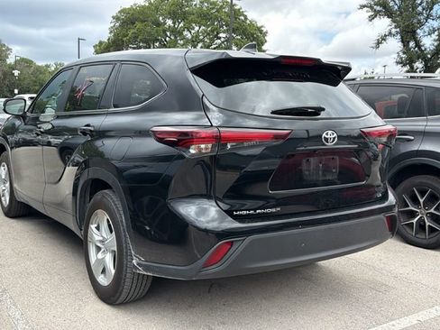 Used 2025 Toyota Highlander LE FWD image 7