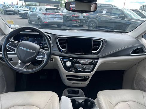 Used 2021 Chrysler Pacifica Touring-L FWD image 25