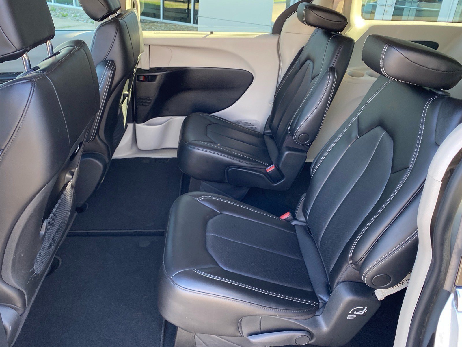 Used 2023 Chrysler Pacifica Touring-L FWD image 21