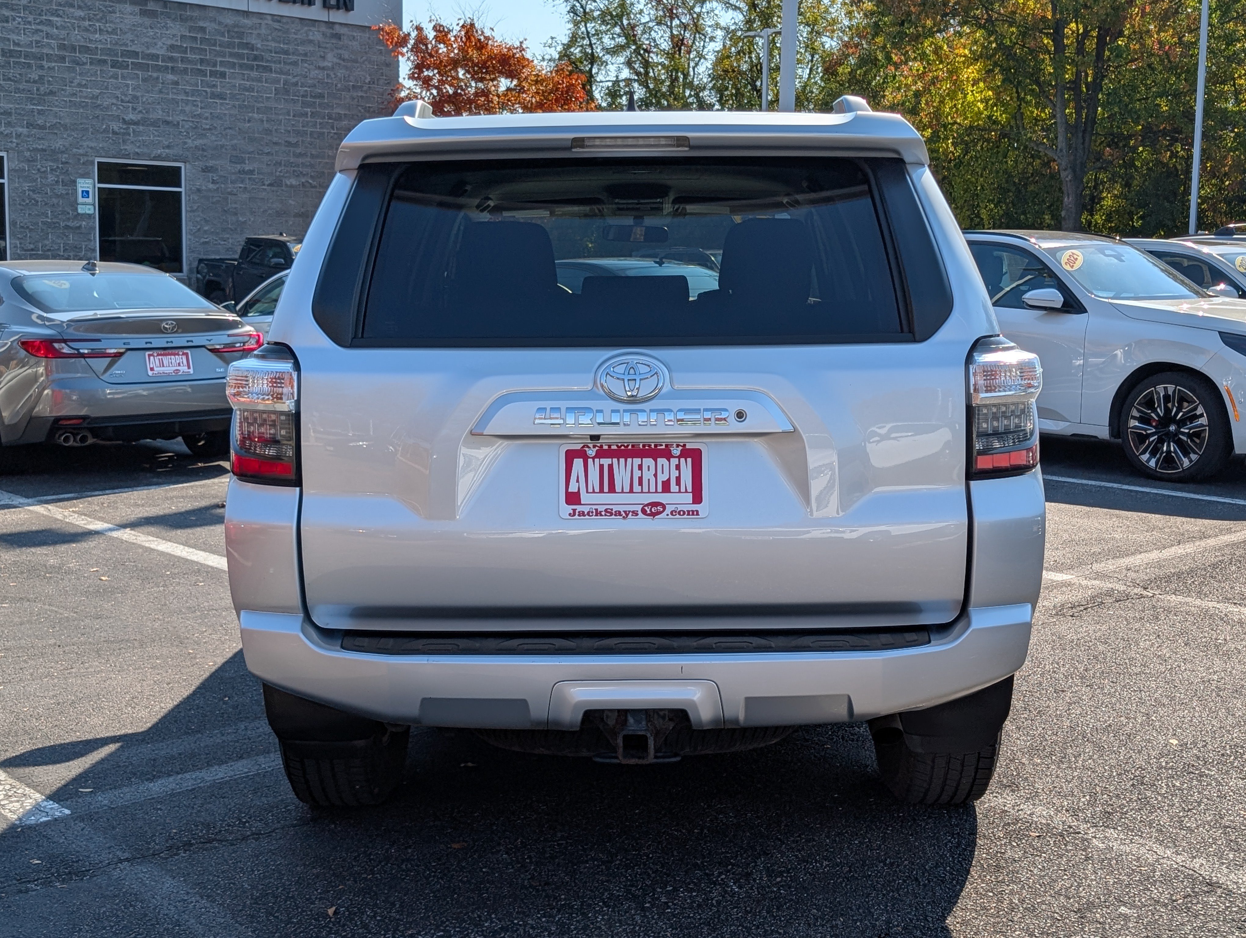 Used 2018 Toyota 4Runner SR5 AWD/4WD image 4