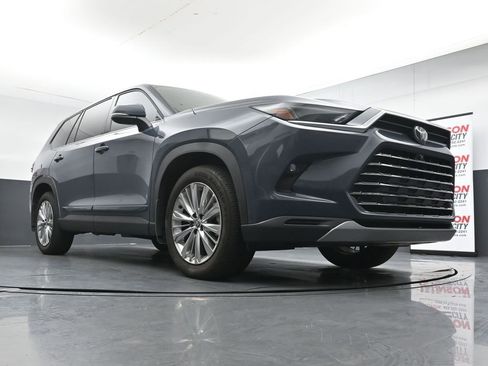 Used 2025 Toyota Grand Highlander AWD image 29