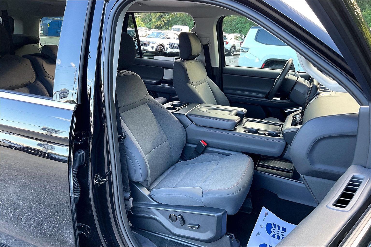 Used 2025 Ford Expedition Active AWD/4WD image 7