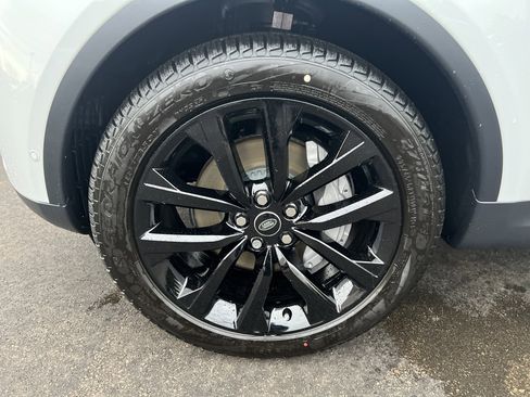 New 2026 Land Rover Discovery S image 6