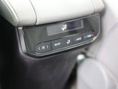 Used 2023 Toyota Highlander XLE AWD/4WD image 23