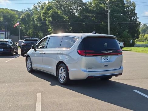 Used 2024 Chrysler Pacifica Touring-L FWD image 11
