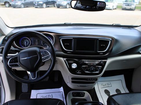 Used 2021 Chrysler Voyager Lxi image 12