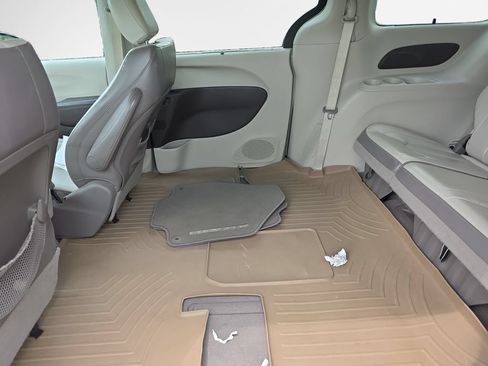 Used 2017 Chrysler Pacifica Touring-L FWD image 22
