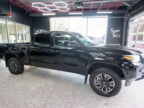 Used 2023 Toyota Tacoma TRD Sport w/ TRD Premium Sport Package image 4