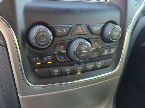 Used 2018 Jeep Grand Cherokee Laredo image 19