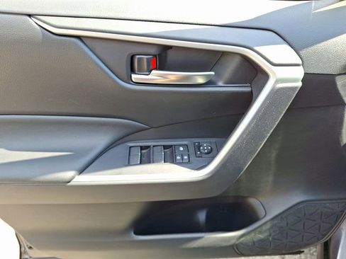 Used 2022 Toyota RAV4 SE image 16