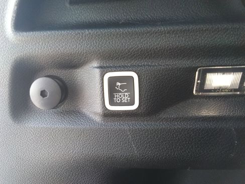 Used 2023 Jeep Grand Cherokee L Laredo image 9