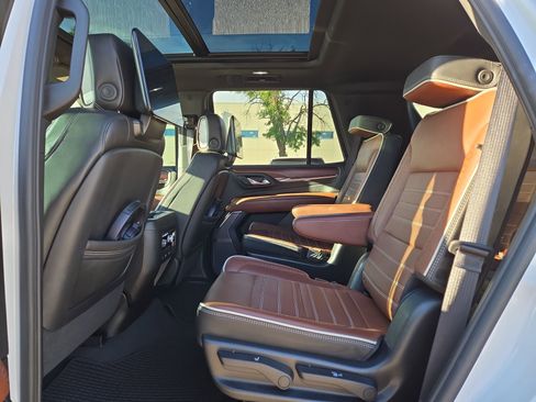 Used 2023 GMC Yukon Denali Ultimate AWD/4WD image 13